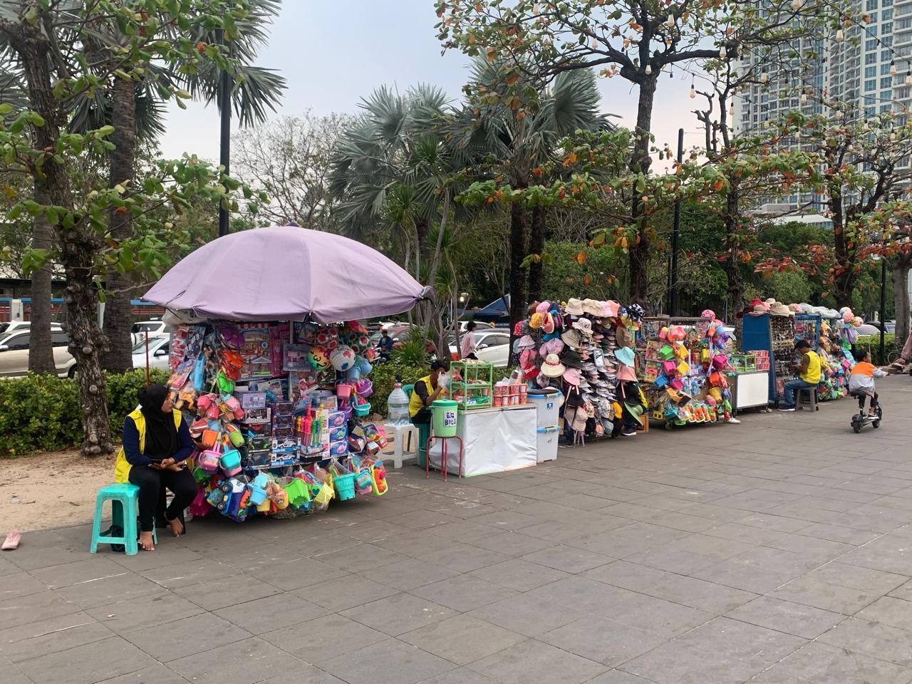 Ancol Tata Pedagang Asongan Di Kawasan Pantai Untuk Naik Kelas